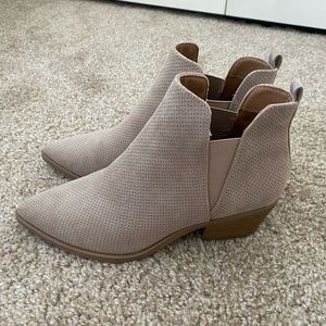 *NWOT* Universal Thread Ankle Booties